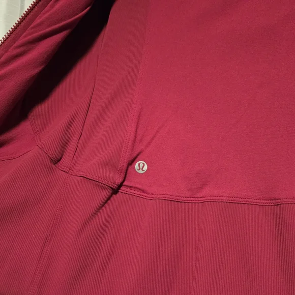 Size 4 Lululemon In Flux Reversible Hooded Jacket In Berry Rumble - Picture 3 of 3